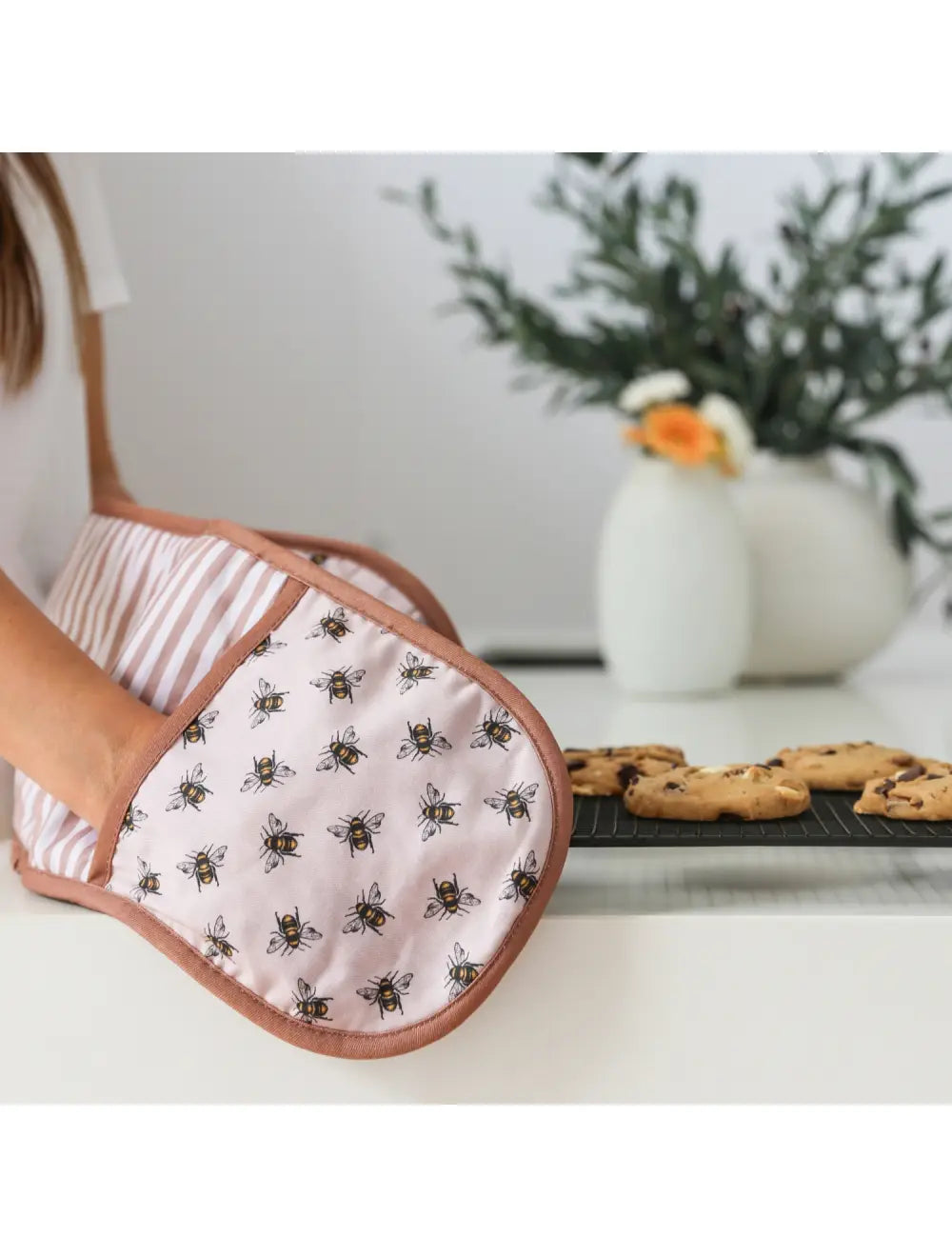 *** PRE-ORDER*** Bee - Double Oven Mitts